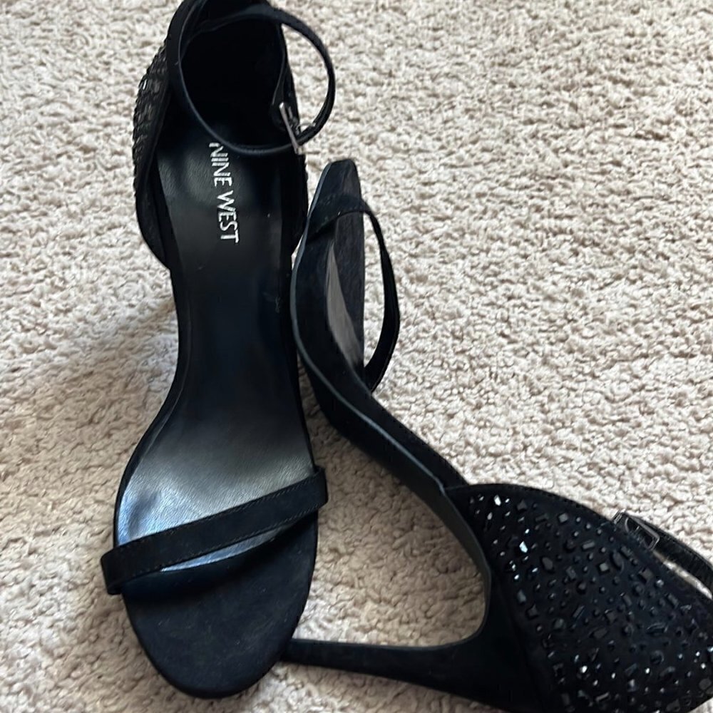 Nine West Heels Black with Sequent detail on the back Size 9 NWOT - Picture 2 of 3